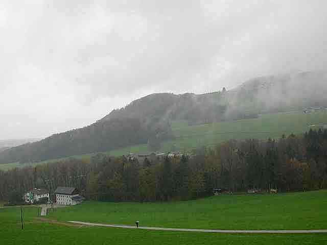 Der Südhang des Haunsberges bei Acharting/ Anthering. Links unten sieht man die Fuchsenmühle.