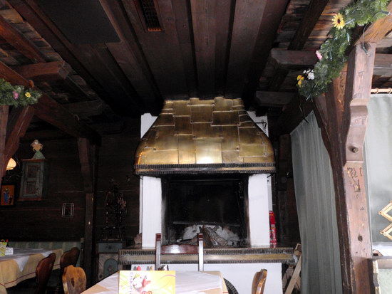 Das goldene Dachl im Inneren der "Almhütte"