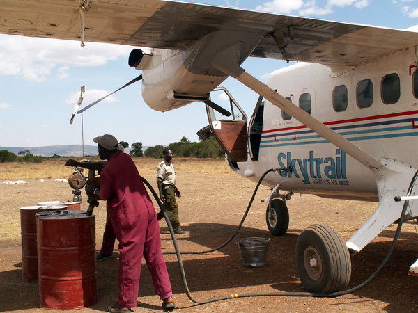 Flughafen und „Buschbomber“ mit denen die Filmcrew zum entlegenen Dorf in die Masai-Mara anreist.