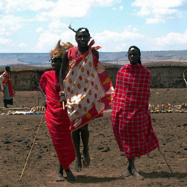 Eine Gruppe jugendliche Masai-Krieger, nur einer hat einen Löwen erlegt und darf sich deshalb mit der Trophäe schmücken; Löwen zu erlegen gehört zur Initiation der jungen Männer, ist jedoch in Kenya streng verboten.