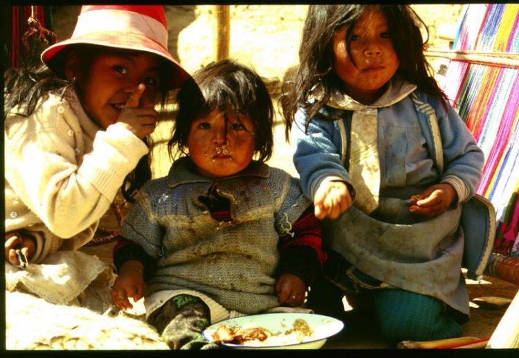 Bolivianische indiokinder (Urus)