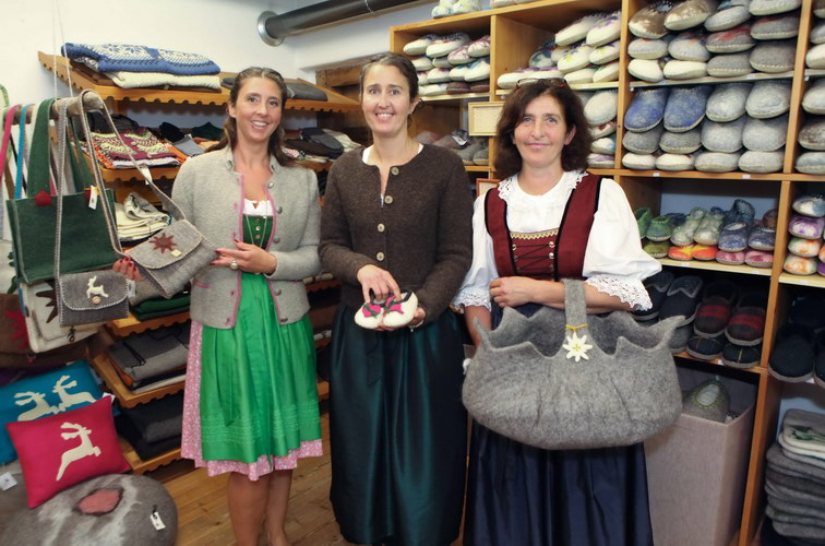 20 Jahre Wollstadel Bramberg: rechts: Hildegard Enzinger mit ihren Tšchtern von links Sylvia und Heidi