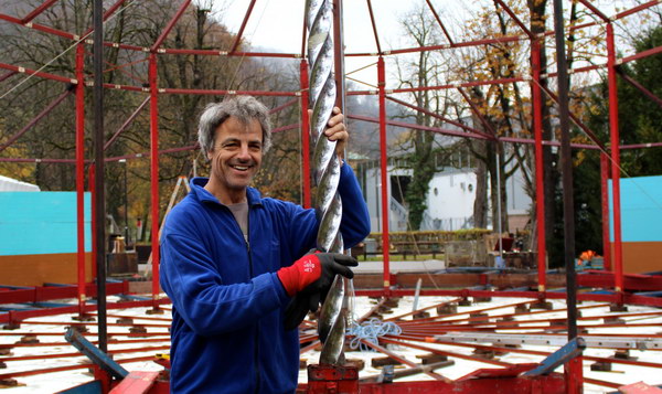 Georg Daxner beim Aufbau Spiegelzelt 2013 © Winterfest