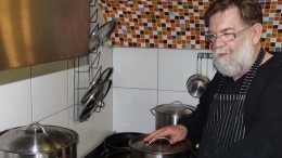 Walter vom Unikum beim Kochen von einem Lüngert