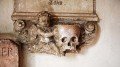 Totenkopf auf einer Grabtafel an der Stiftkirche Laufen. Foto: KTraintinger