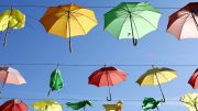 Regenschirme, bunt wie das Programm im Dorfradio | Von Karl Traintinger