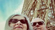 Elisabeth und Karl Traintinger, die beiden Moderatoren des Dorfradios vor dem Pariser Eiffelturm