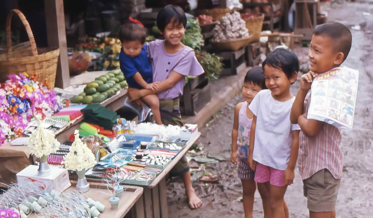 Marktstand mit Kindern in Bangkok