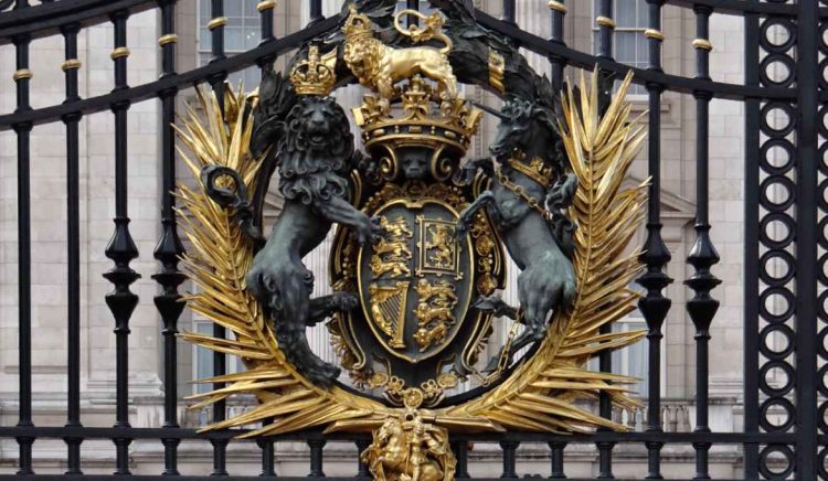 Wappen am Tor zum Buckingham Palace
