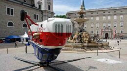 Auf den Rotorblättern liegender "Wessex-Hubschrauber" der Royal Air Force | Kunstaktion Kontracom | Residenzplatz Salzburg | Foto: Karl Traintinger
