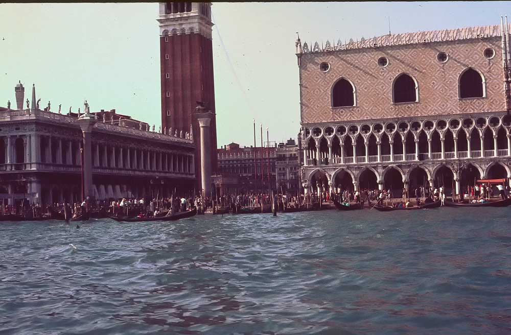 Eine Reisegruppe aus der Flachgauer Gemeinde Anthering besuchte um 1980 die Lagunenstadt Venedig an der oberen Adria.