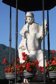 Neben der Dorflinde konnte unter Mitwirkung der Gemeinde Vigaun und der Bevölkerung ein Kriegerdenkmal errichtet und am 28. September 1953, also vor 70 Jahren, im Beisein des damaligen Landeshauptmanns Josef Klaus feierlich eingeweiht werden.