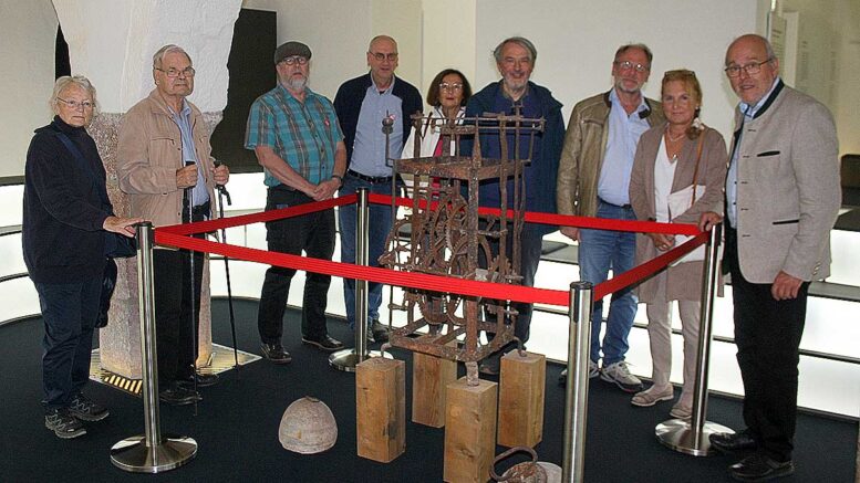 Tag des Denkmals - Die Uhr (© Keltenmuseum) Eine Gruppe am Turmuhrwerk im Keltenmuseum, ganz rechts Michael Neureiter.
