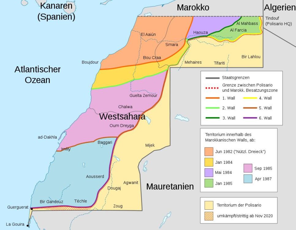 Der marokkanische Wall zwischen der Polisario und der marokkanischen Besatzungszone (Bild Wikipedia)