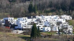 Zweitwohnungen und Leerstand - im Bild die Zweitwohn-Siedlung "View" in Guggenthal - verschärfen die Wohnungs-Knappheit in Salzburg zusätzlich.