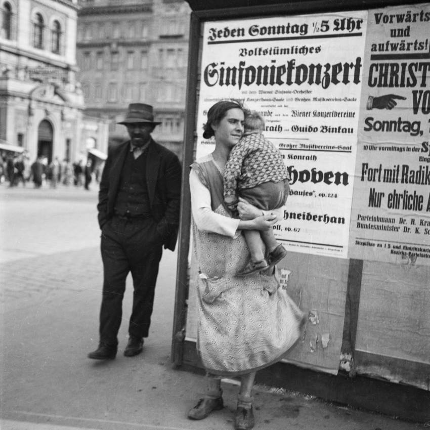 Edith Tudor Hart, »Frau mit Kind«, Wien, ca. 1930 © Suschitzky / Donat Family. Courtesy FOTOHOF>ARCHIV