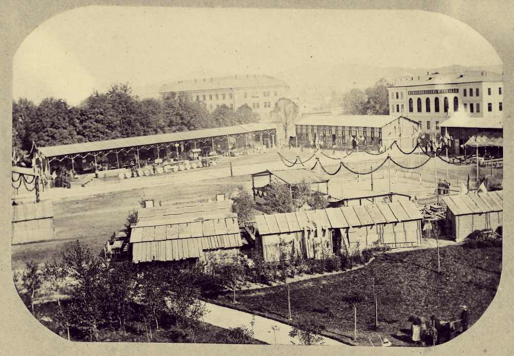 Fünfhaus im Hintergrund. Stadtarchiv Salzburg. Sing.1222.0221